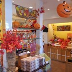 パティスリー かいと - ハロウィンモードの店内