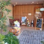 パティスリー かいと - ハロウィンモードの玄関付近