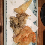 天ぷら新宿つな八 - イカ、エリンギ、海老のかき揚げ