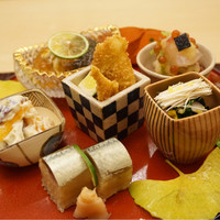銀座 小十 - 2015/10 八寸(秋刀魚の棒鮨・春菊と菊菜と椎茸のお浸し 松茸の細切り乗せ・松茸フライ・イクラと昆布締め鯛のおろし和え・柿と巨峰の白和え・渡蟹と若布の酢ジュレ掛け
                