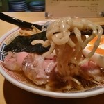 乃木製麺の太縮れ麺（特製醬油らーめん）