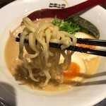 麺 ヒキュウ 六甲道店 - 鶏白湯魚介濃縮ラーメン(750円)麺リフト