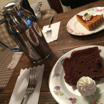 イングリッシュティーハウス ペコ - チョコシフォンケーキとかぼちゃのタルト
                                紅茶のお湯差しもステキ✨