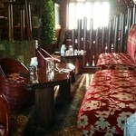 横浜うかい亭 - デザートをいただくソファ席。