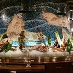 横浜うかい亭 - カウンターから見えるモザイク。