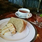 横浜うかい亭 - 紅茶のシフォンケーキ、いちじくジャム添え。