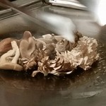 横浜うかい亭 - キノコのソテー調理中。