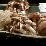 横浜うかい亭 - ソテー前の山盛りキノコ。