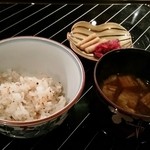 横浜うかい亭 - ガーリックライスと茄子の赤だし、香の物。