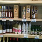 Okueigenji keiryuunosato - 地元の野菜等の直売所の中には、ワインや地酒コーナーもありました。