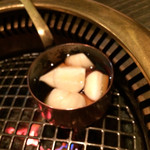 Yakiniku Raku - にんにくオイル焼、ごま油410円