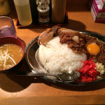 立川マシマシ ロイヤルスープ - みそ汁が付いていて
      具材に野菜が入っています