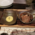 京松蘭はなれ - 鹿児島県ミスジのすき焼きを左側のトロロ&玉子 、河豚の白子の醤油で炊いたものを和えたタレで頂く。