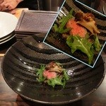 京松蘭はなれ - 鹿児島県イチボのローストビーフ。上に三重県の蒸しアワビ、下にはレンズ豆とすじを煮たもの。添えられたセルバチコの葉はゴマの風味