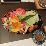 京松蘭はなれ - 色とりどりのお野菜。自家製肉味噌で頂く。ミラーのパレットのお皿がお洒落～☆