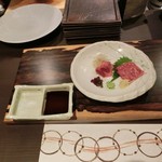 タン刺しと超レアなハラミ刺し(週一であるかないか)、 五島列島のお塩と山口県・萩のお醤油
          