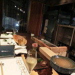 京松蘭はなれ - カウンター席と炭火の焼き台