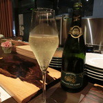 京松蘭はなれ - 白ワインと共に、700円。