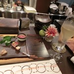 京松蘭はなれ - 「先付け」自家製シソ酒・タンの味噌漬け・炙り寿司・ 明石産のタコのうま煮