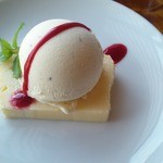 洋食もち月 - デザート(ﾁｰｽﾞｹｰｷ＋ﾊﾞﾆﾗｱｲｽ)