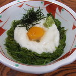 Ajino Mise Nodaya - 山芋とめかぶの月見　栄養たっぷりのめかぶをさっぱり三杯酢でお召し上がりください。
