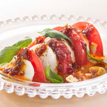 NIJYU-MARU - トマトとモッツァレラチーズのエスニックカプレーゼ