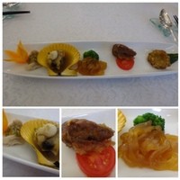 銀座 飛雁閣 - ◆彩プレート
                  ＊冷製クラゲ・ホタテ・フォアグラフリット・海鮮すり身揚げ・蒸し鶏ネギソース　など。
                  どれも無難に美味しいですけれど、冷製クラゲとフォアグラフリットが好みでした。