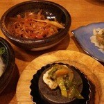 Okamezakura - 根菜きんぴら。
                        下のこんにゃくと貝ひも焼きはお通しで内容は変わります。体に優しく美味しい！お酒が進みます。