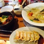 麺屋 花蔵 - 鶏ゴボウ塩と餃子と石焼チャーシュー丼