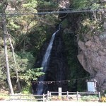 樽海 - 小さな滝が、道を挟んで向かい側にあります。