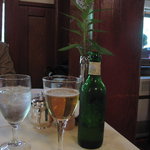 万平ホテル メインダイニングルーム - ビールと可憐なお花