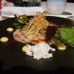 神楽坂 フレンチレストラン ラリアンス - 前菜は蒸し鶏。白い粉はオリーブオイルを乾燥させたものだそうです
