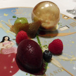 モナリザ - ２０１５年１０月　アメ細工の黄金色のボールとフルーツの盛り合わせ