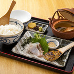 丼にしたり出汁茶漬けにしたり、ひつまぶしのように楽しめる『自家製　鯛味噌めし』