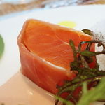 ビストロアム - 生ハムで包まれた富士トラウト　フランボワーズソース　季節のフルーツ