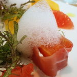 ビストロアム - 生ハムで包まれた富士トラウト　フランボワーズソース　季節のフルーツ