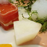 ビストロアム - 生ハムで包まれた富士トラウト　フランボワーズソース　季節のフルーツ