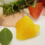 ビストロアム - 生ハムで包まれた富士トラウト　フランボワーズソース　季節のフルーツ