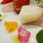 ビストロアム - 生ハムで包まれた富士トラウト　フランボワーズソース　季節のフルーツ