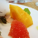 ビストロアム - 生ハムで包まれた富士トラウト　フランボワーズソース　季節のフルーツ