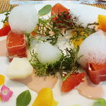 ビストロアム - 生ハムで包まれた富士トラウト　フランボワーズソース　季節のフルーツ