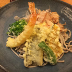 桜ばし - 天盛り越前そばは大根おろしといただく。蕎麦に腰があり、蕎麦専門店と遜色なし。天ぷらは海老、穴子、野菜。1000円。