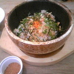43668421 - 煮込みチキンのスパイシー石焼き丼 \900+税