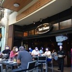 Yard House Waikiki - Waikiki Beach Walk - テラス席と外観