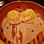 香港私菜 Repulse Bay - 『小籠包』(540円)！！厚めの皮で、噛むと 中からジュワ～～～っと、アツアツの肉汁が溢れ出る～～！！(・。・;