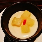 香港私菜 Repulse Bay - 白桃とクコの実がのった杏仁豆腐～♪(^o^)丿
      杏仁豆腐は、ほど良い甘さで、白桃の甘酸っぱさとベストバランス～♪(^o^)丿
      