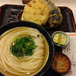 うどん 丸香 - 冷かけに野菜天ぷら、かぼすも添えて