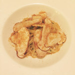 トラットリア・ヒロ 銀座  - 松茸とカラスミのパスタ。