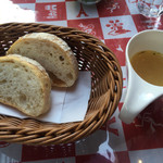 メゾン・バルサック - セットのスープとパン（パンは2人分）