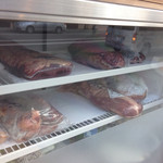 Tachiguidokorochokottosuteki - 店舗正面に肉の冷蔵庫